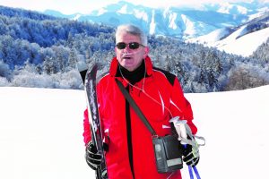 Elderly man out on the ski slopes, using the Inogen G5 Oxygen Concentrator